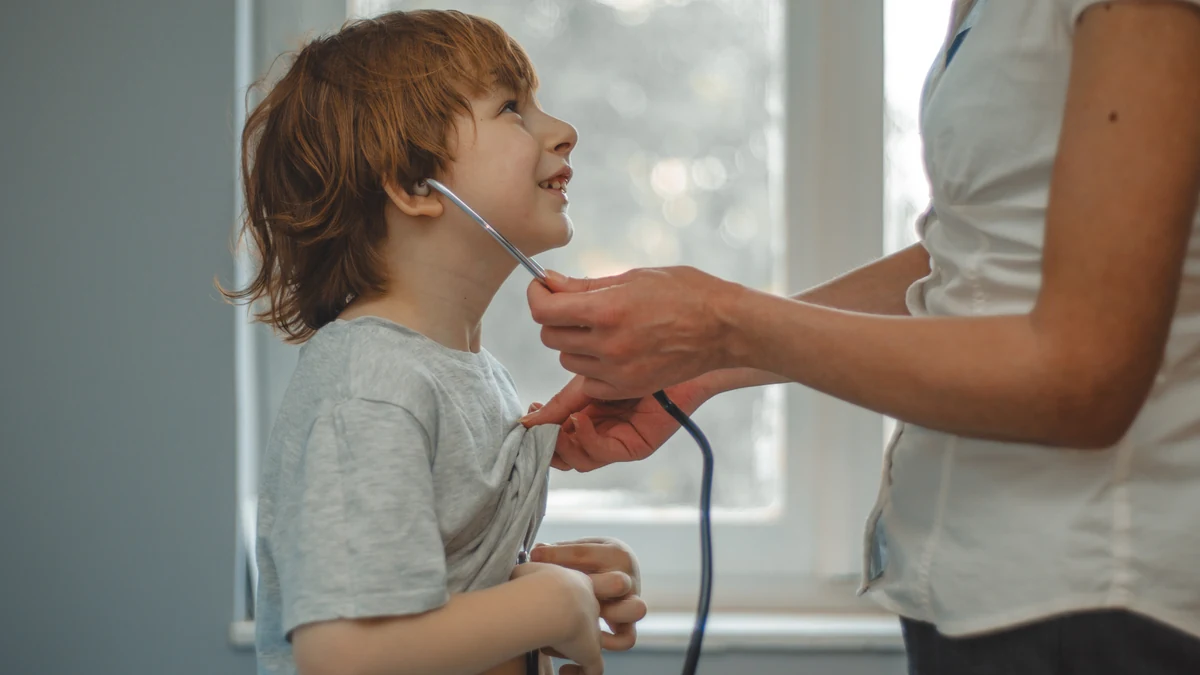 Consulta de pediatria com criança em São Miguel Arcanjo