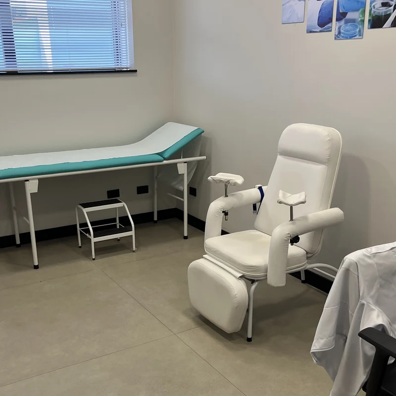Sala de procedimentos da Medvance em São Miguel Arcanjo, com maca e poltrona